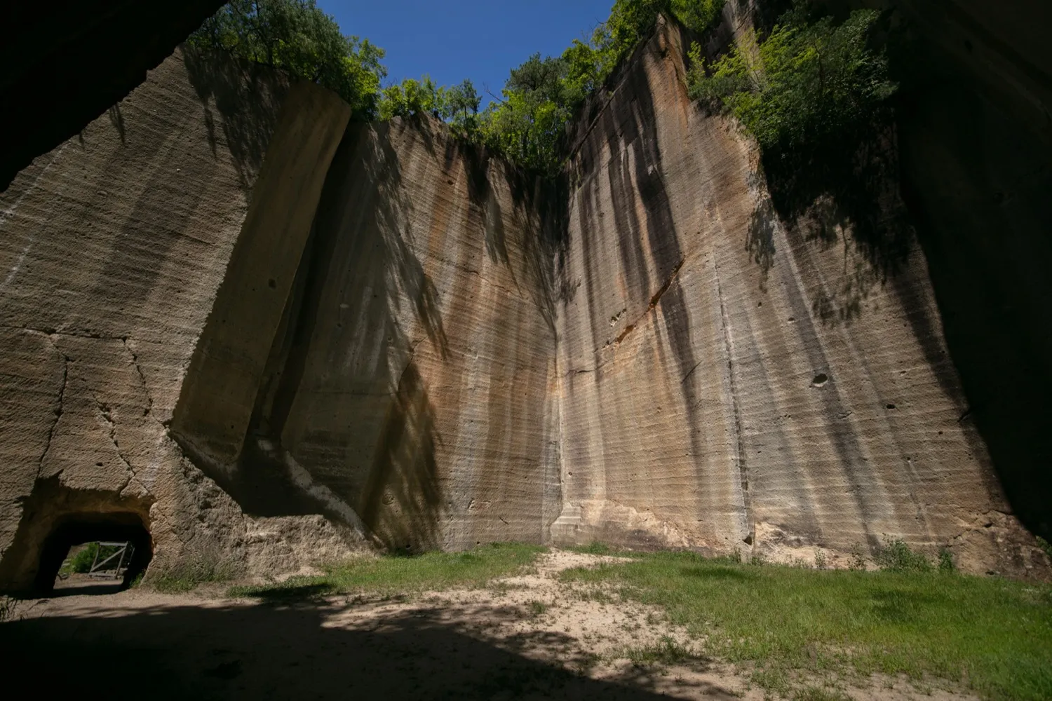 瓜割石庭公園の垂直に切り立つ岩壁と洞窟入口の壮大な石切場跡