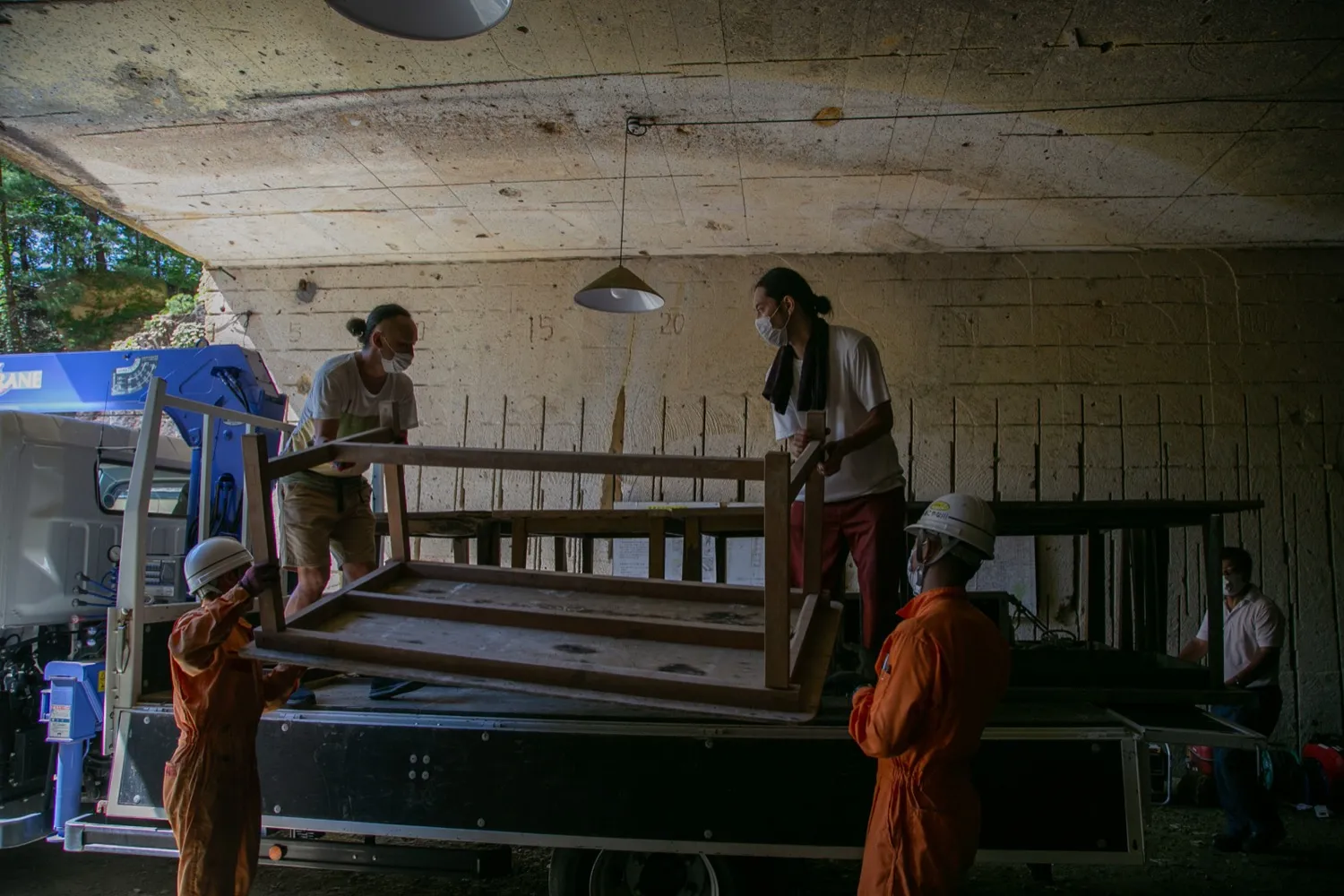 洞窟内での作品設置作業中のアーティストとスタッフ