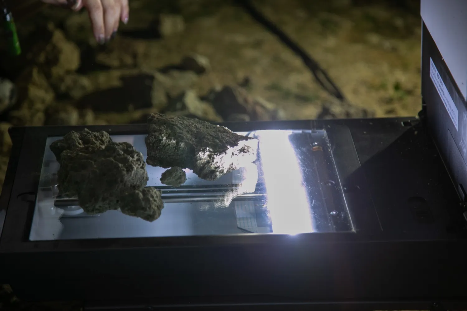 スキャナーでスキャンされている石