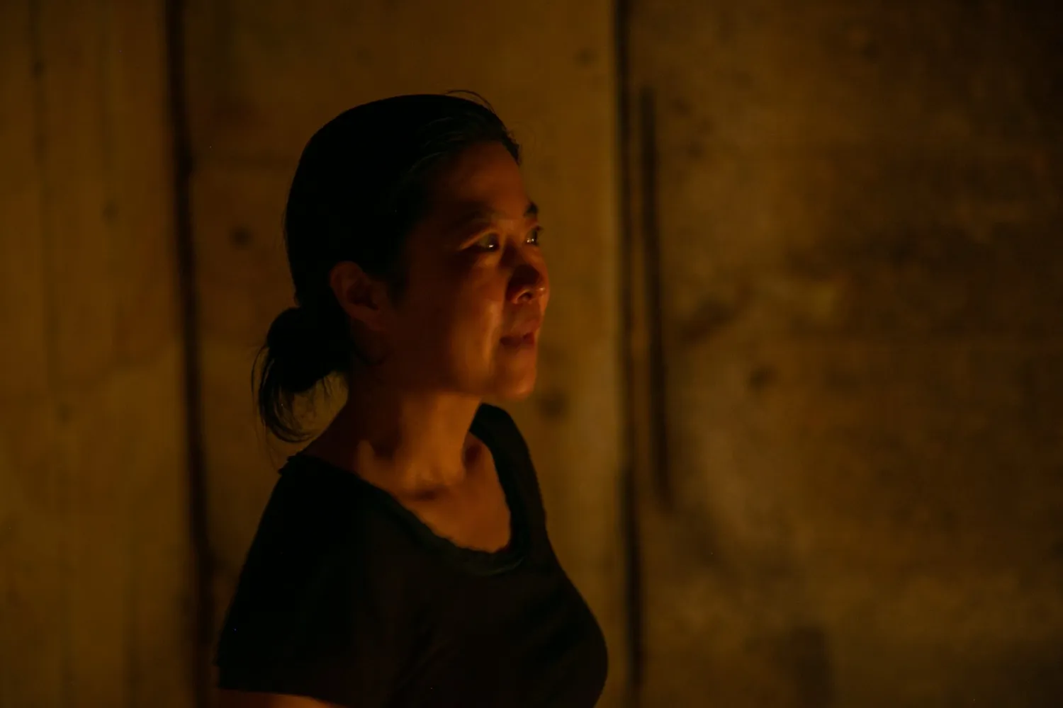 目を見開く三宅砂織