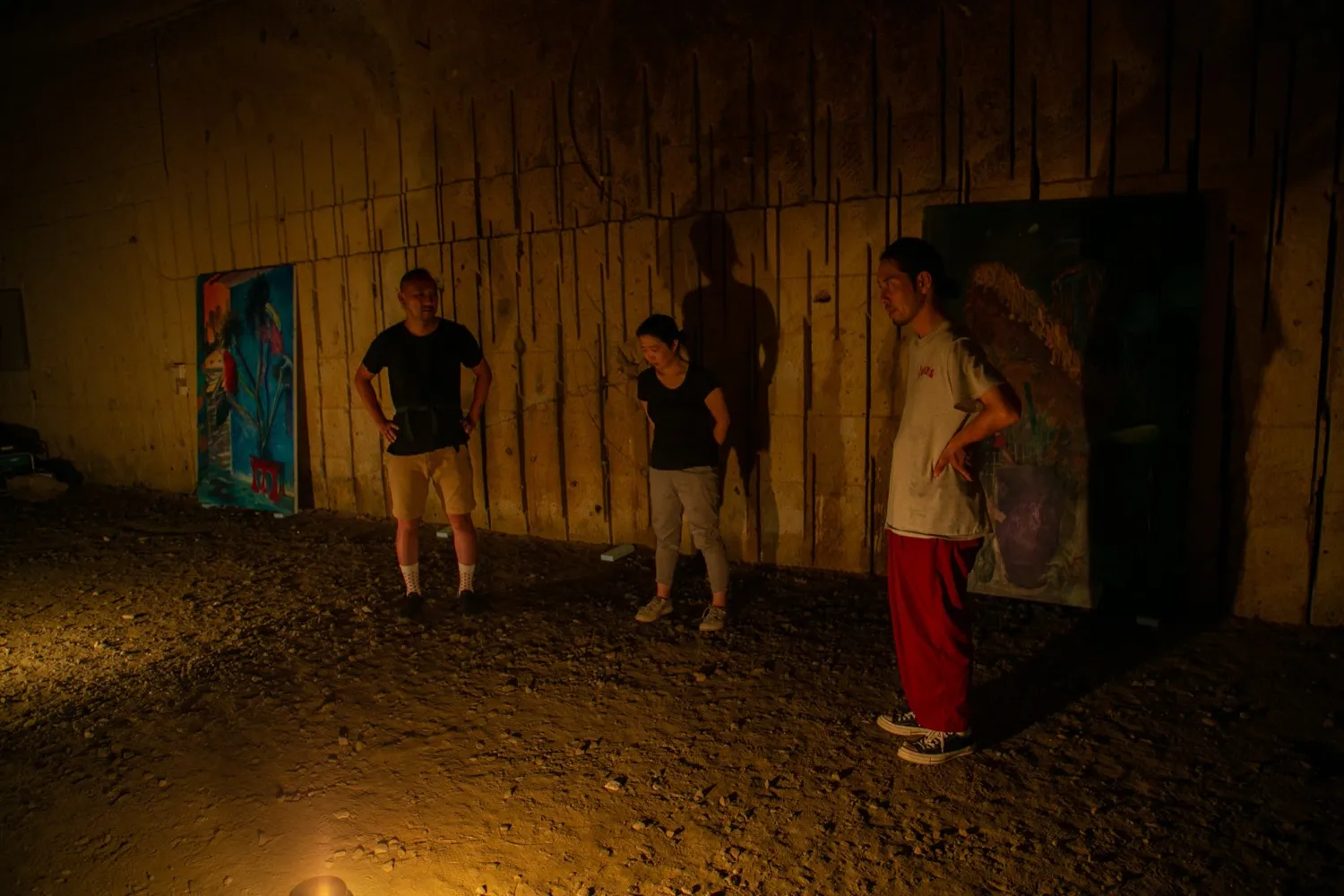 洞窟内で語らう石井友人と三宅砂織と福永大介