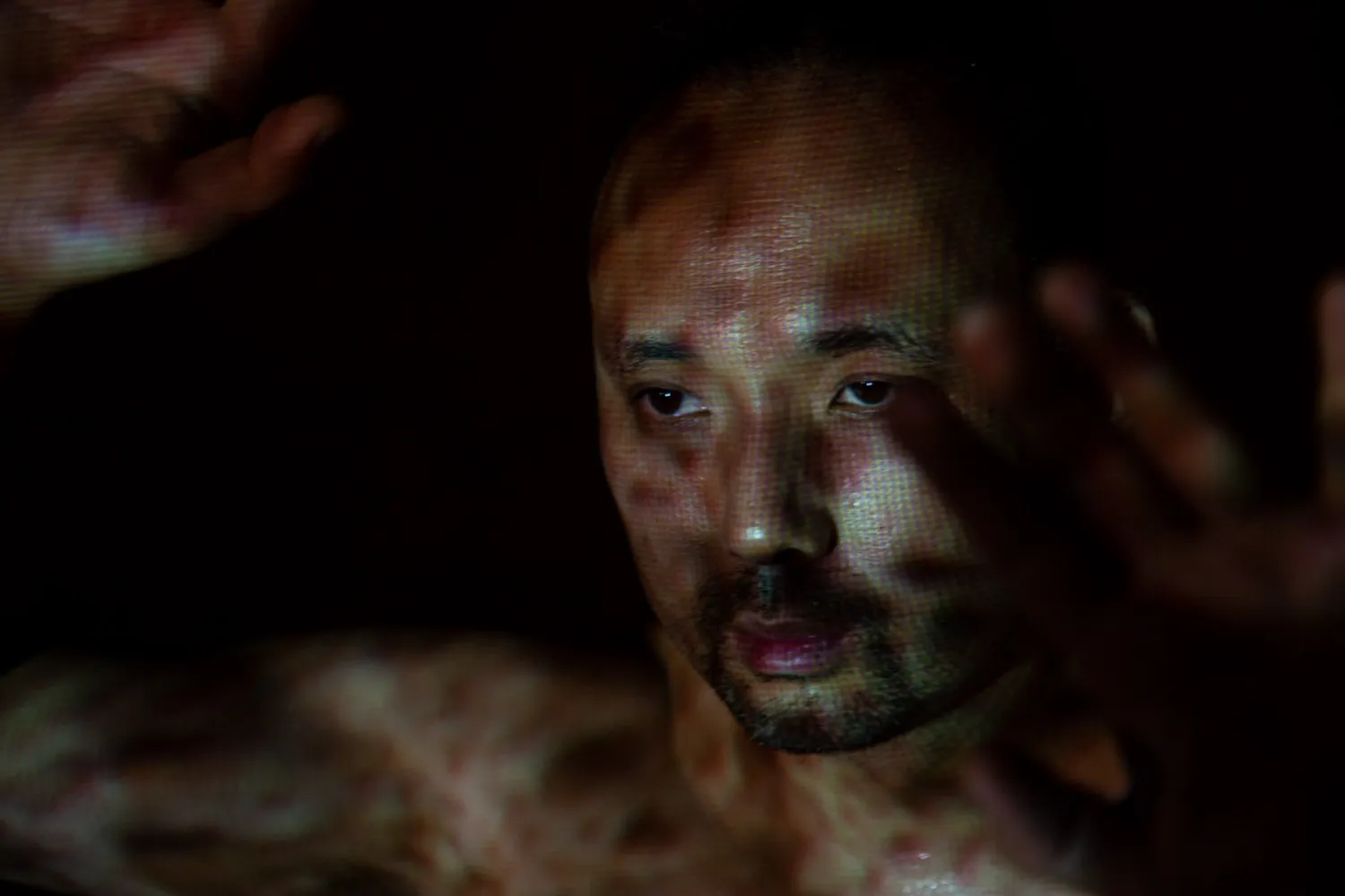 パフォーマンスを行う石井友人のクローズアップ