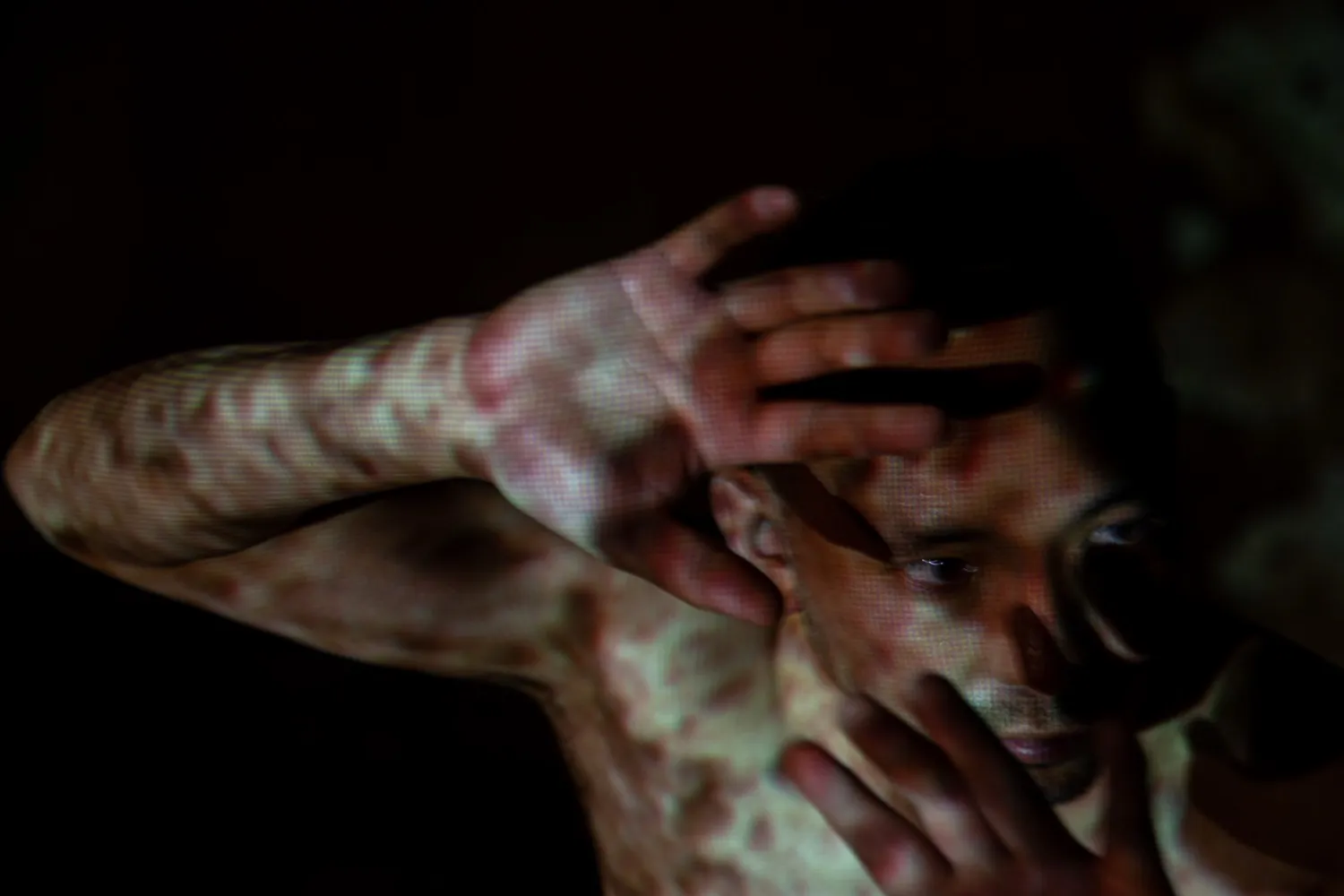 パフォーマンスを行う石井友人のクローズアップ