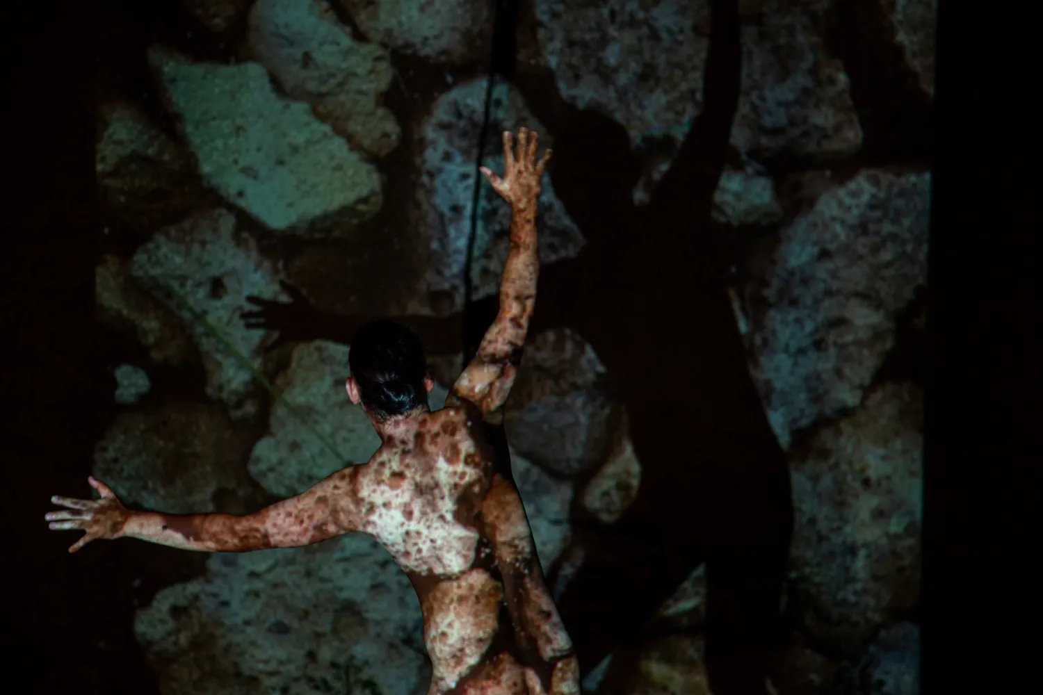 絵画の前でパフォーマンスを行う石井友人