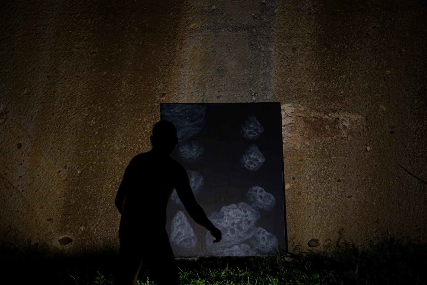 絵画の前でパフォーマンスを行う石井友人