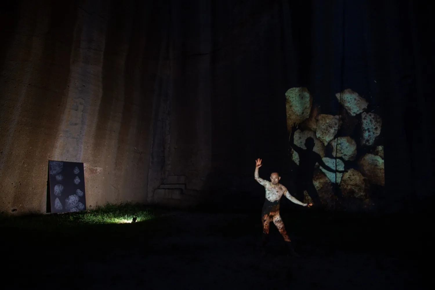 岩壁の前でパフォーマンスを行う石井友人