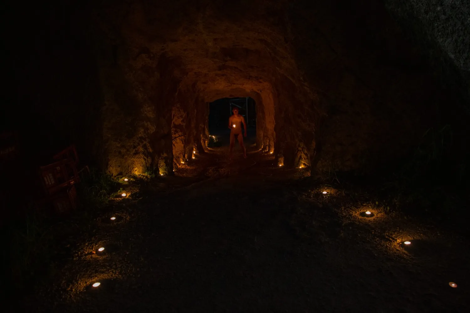 岩壁へと続く洞窟に立つ石井友人