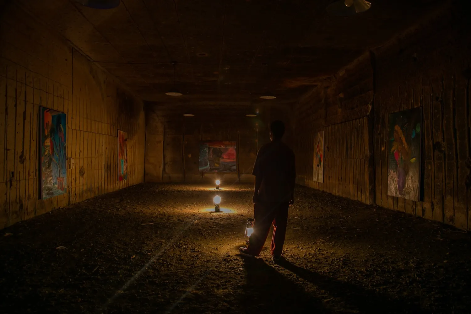 洞窟内での作品設置最終準備とライティング調整