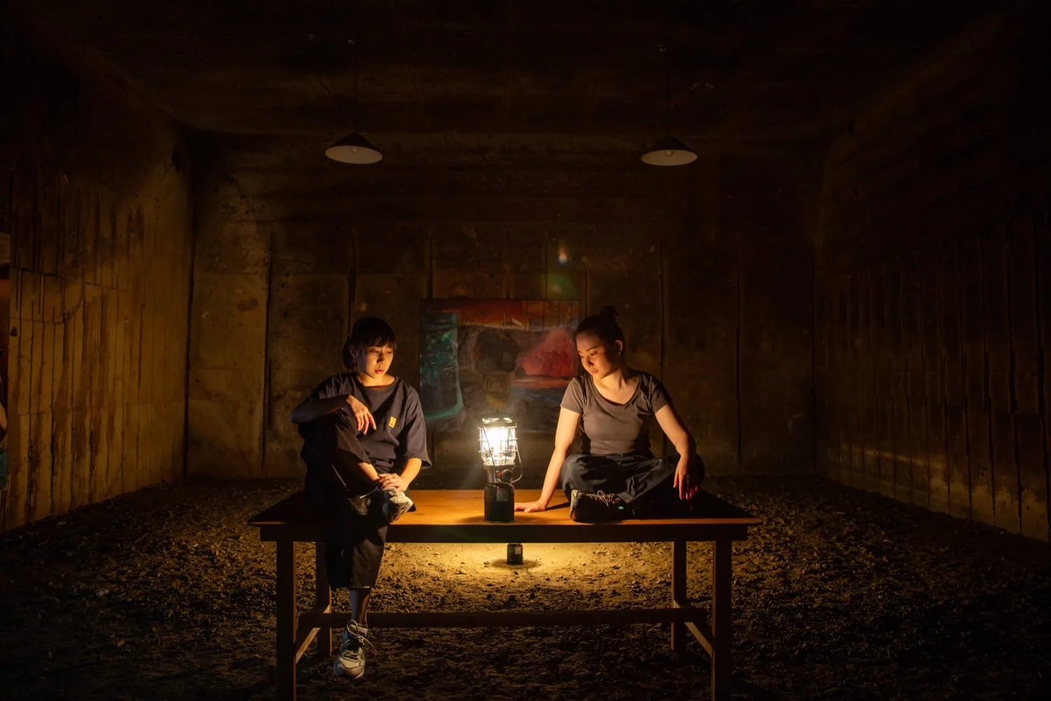 洞窟でランタンを発見する片山初音と手塚美月