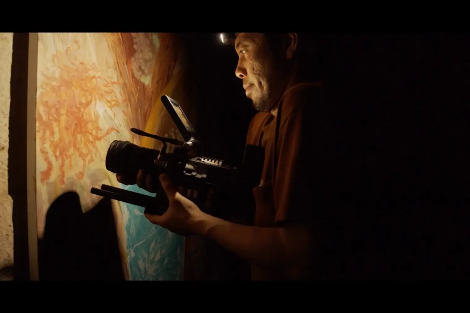 石切場跡の特異な地形と垂直に切り立つ岩壁の全景