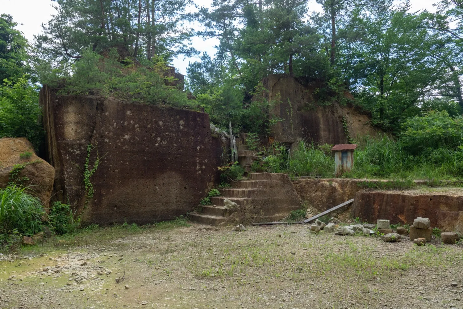 夜間の瓜割石庭公園会場全景とネオンサイン
