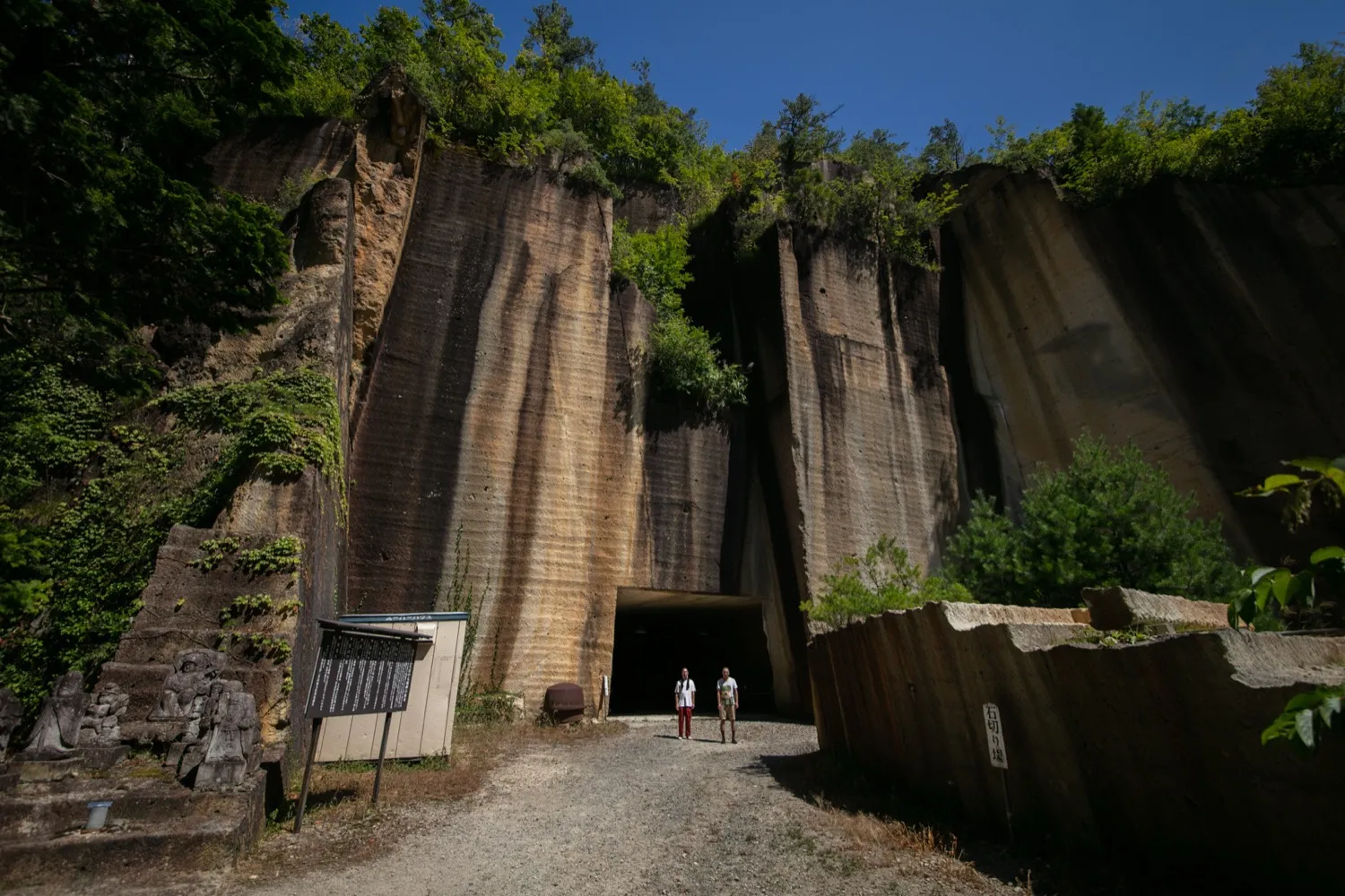 瓜割石庭公園入口付近の案内看板と洞窟入口