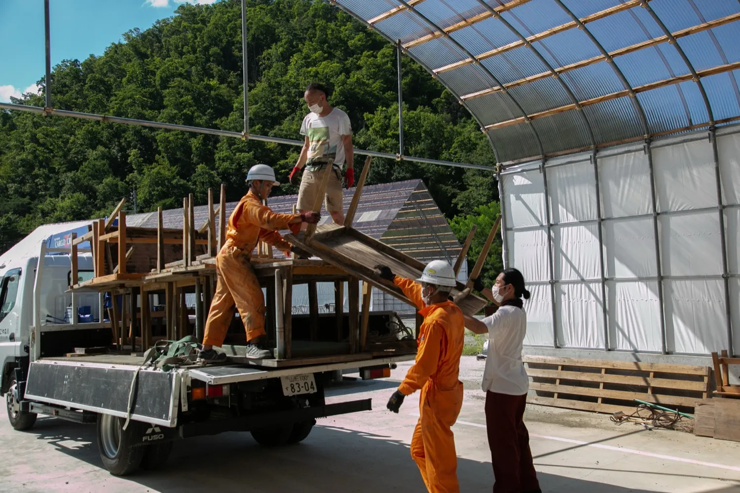 展示会場設営中のトラックからの作品運搬作業風景