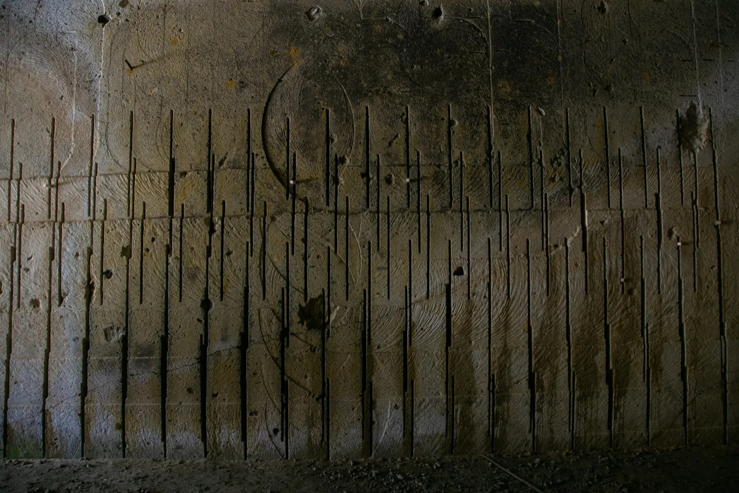 洞窟内壁面に残る石切機械による垂直な切削跡